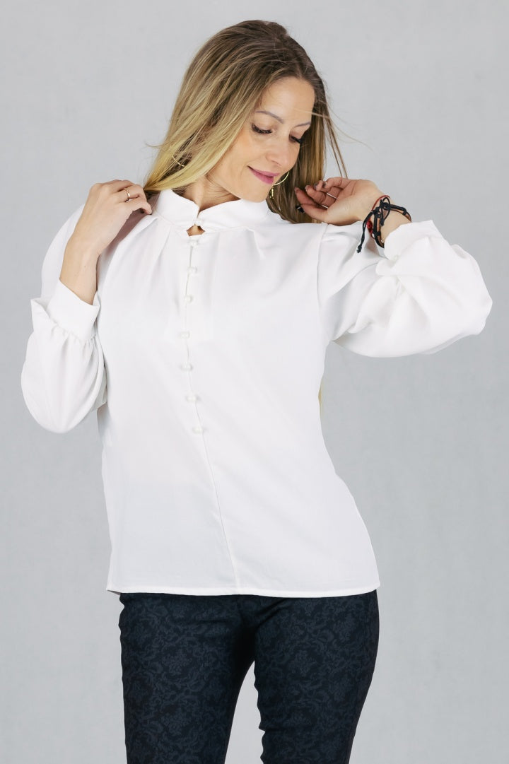 Elegancka bluzka ze stójką - biała UNIWERSALNY Made in Italy Bluzki Inspiracja Jelenia Gora